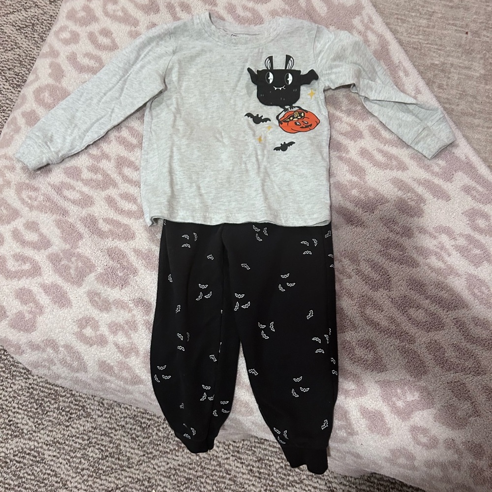 Carters gently used Halloween Outfit 🎃